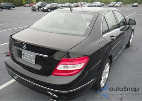 2009 Mercedes-Benz C300 z USA, uszkodzony, nr VIN WDDGF54X79R043623
